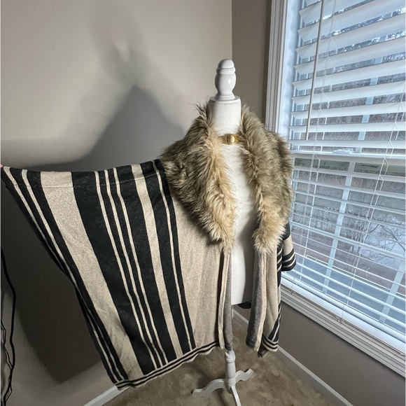 NWT Merona shawl with faux fur collar - Picture 9 of 16